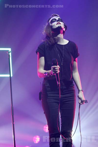 CHVRCHES - 2014-10-31 - PARIS - Grande Halle de La Villette - Lauren Eve Mayberry